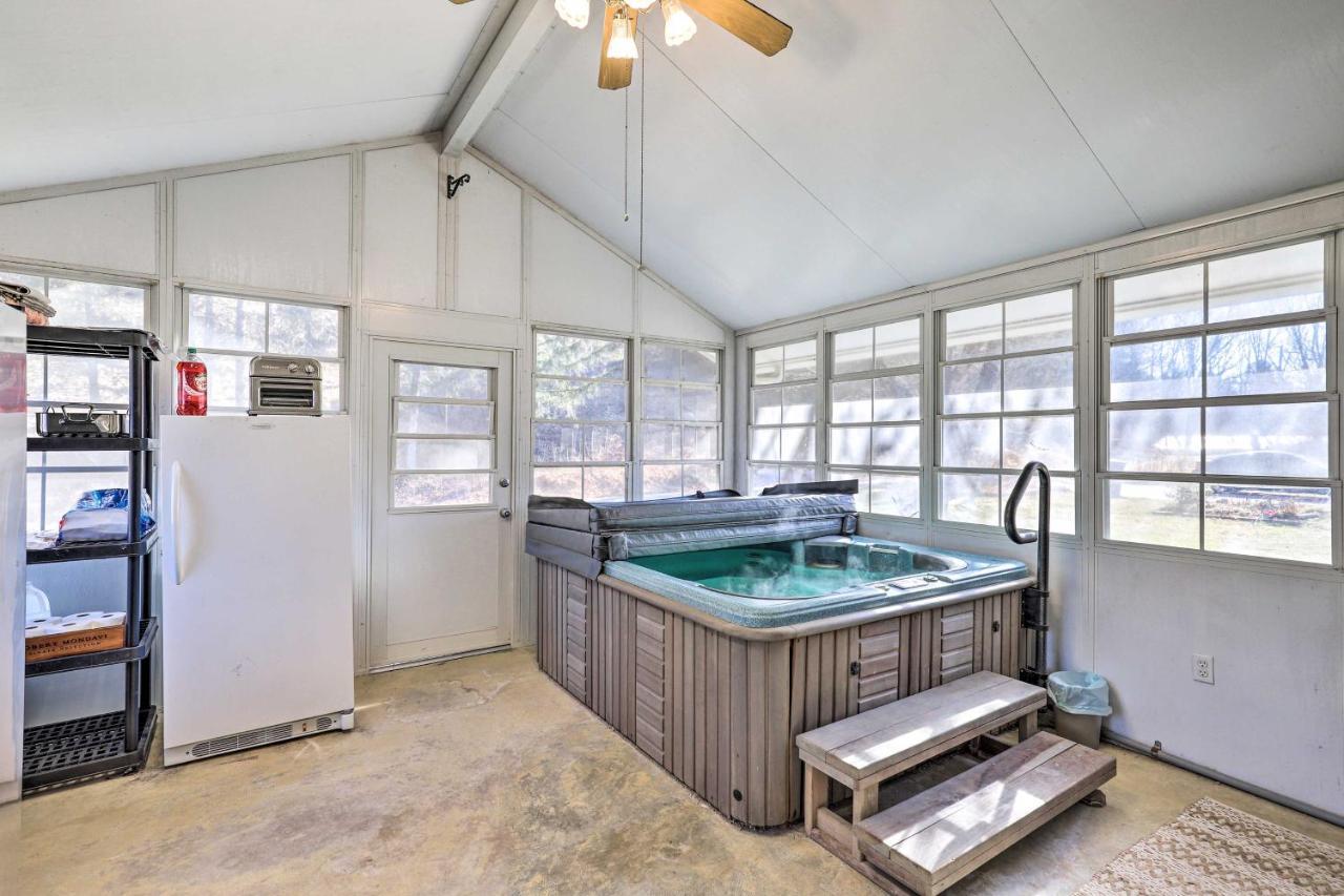 Вилла Blue Ridge Mountain Escape With Hot Tub, Grill! Бревард Экстерьер фото